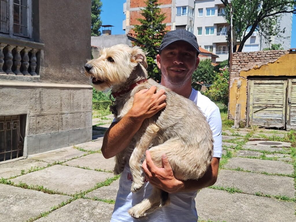 tekst o Slovencu Oliveru Tiču koji ide na put oko sveta pešice