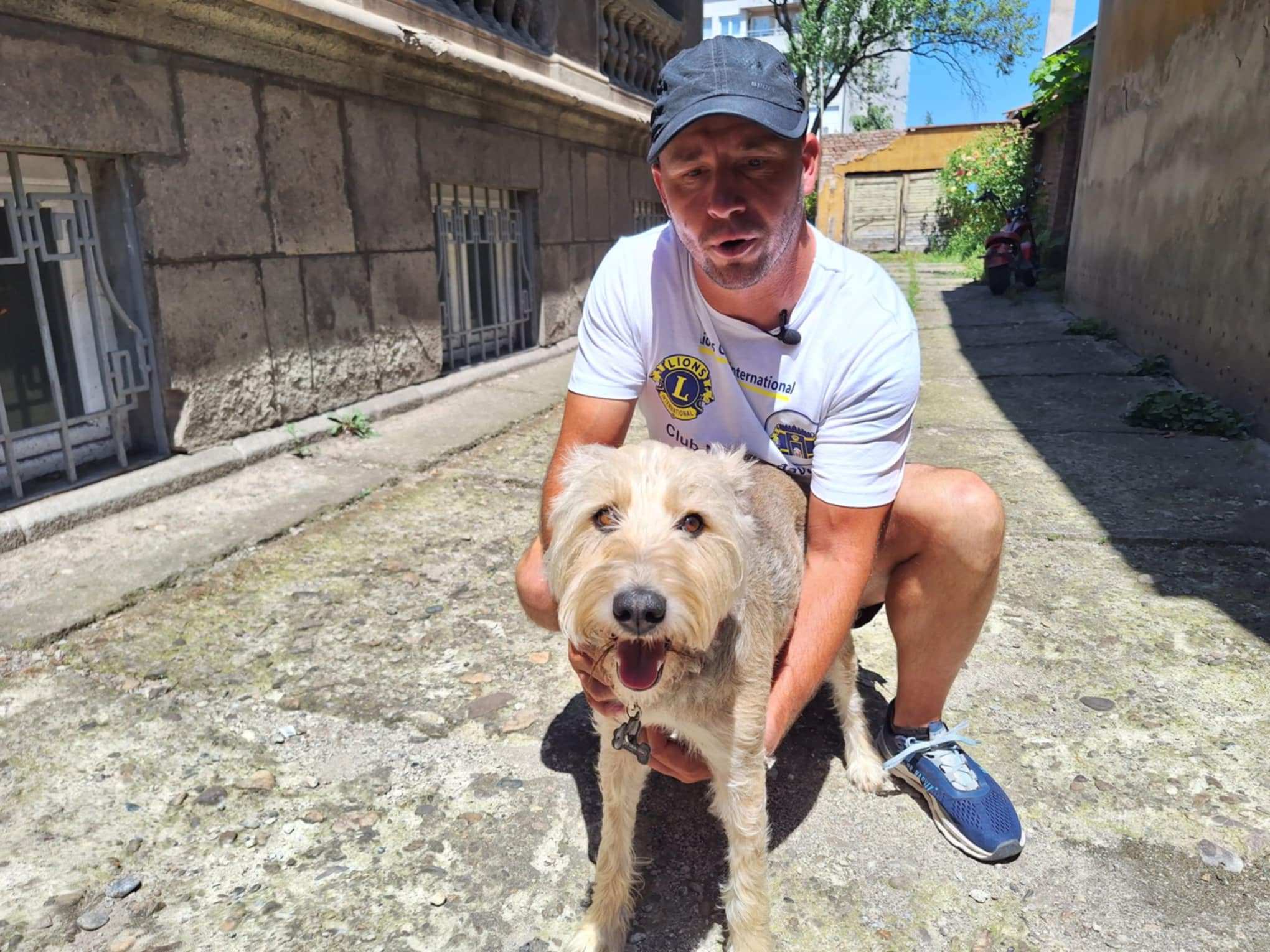 tekst o Slovencu Oliveru Tiču koji ide na put oko sveta pešice