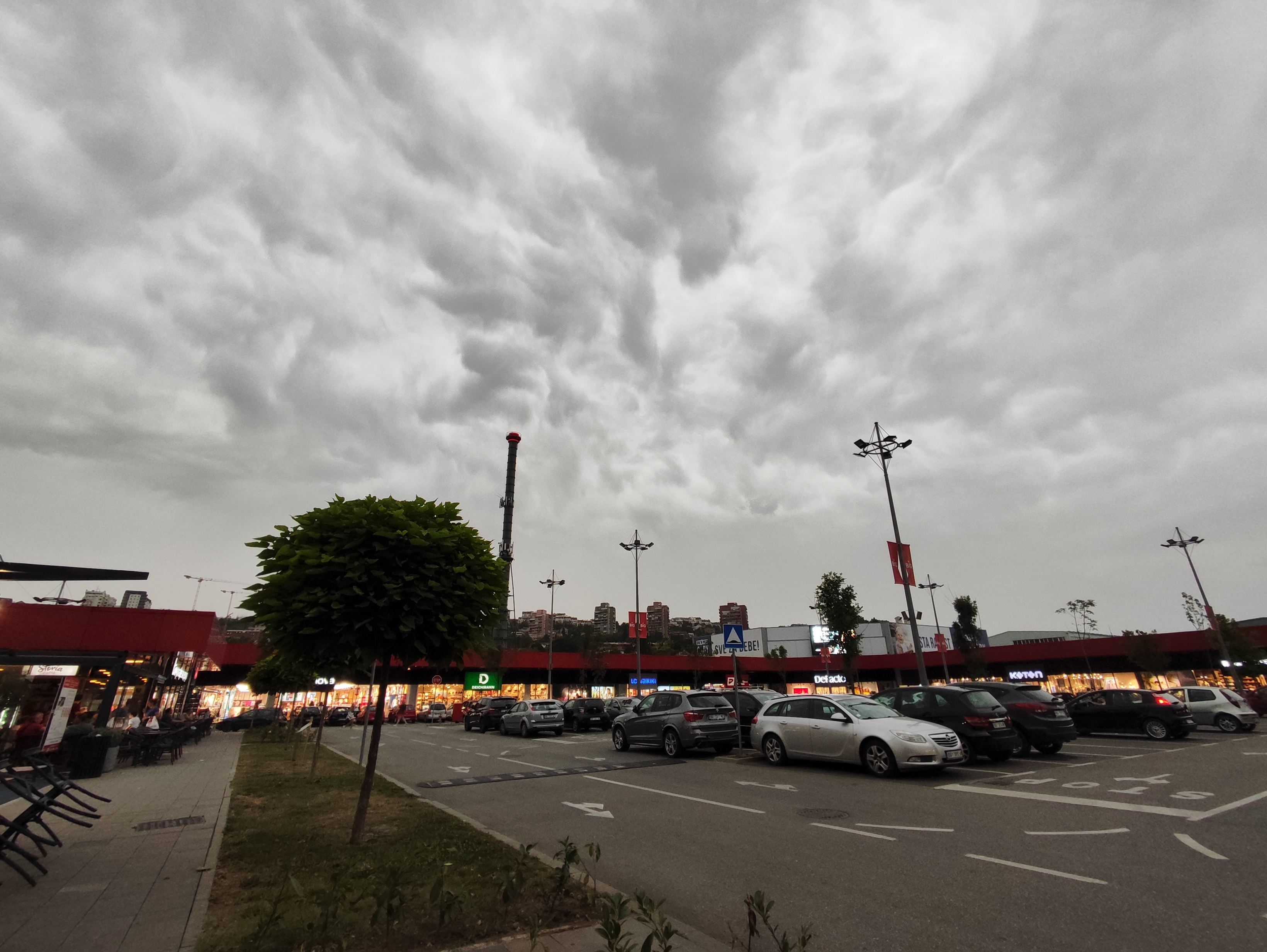 Rakovica, Big tržni centar, nebo, nevreme, oblaci, pred oluju, oluja, vremenska prognoza, vreme, leto, kiša