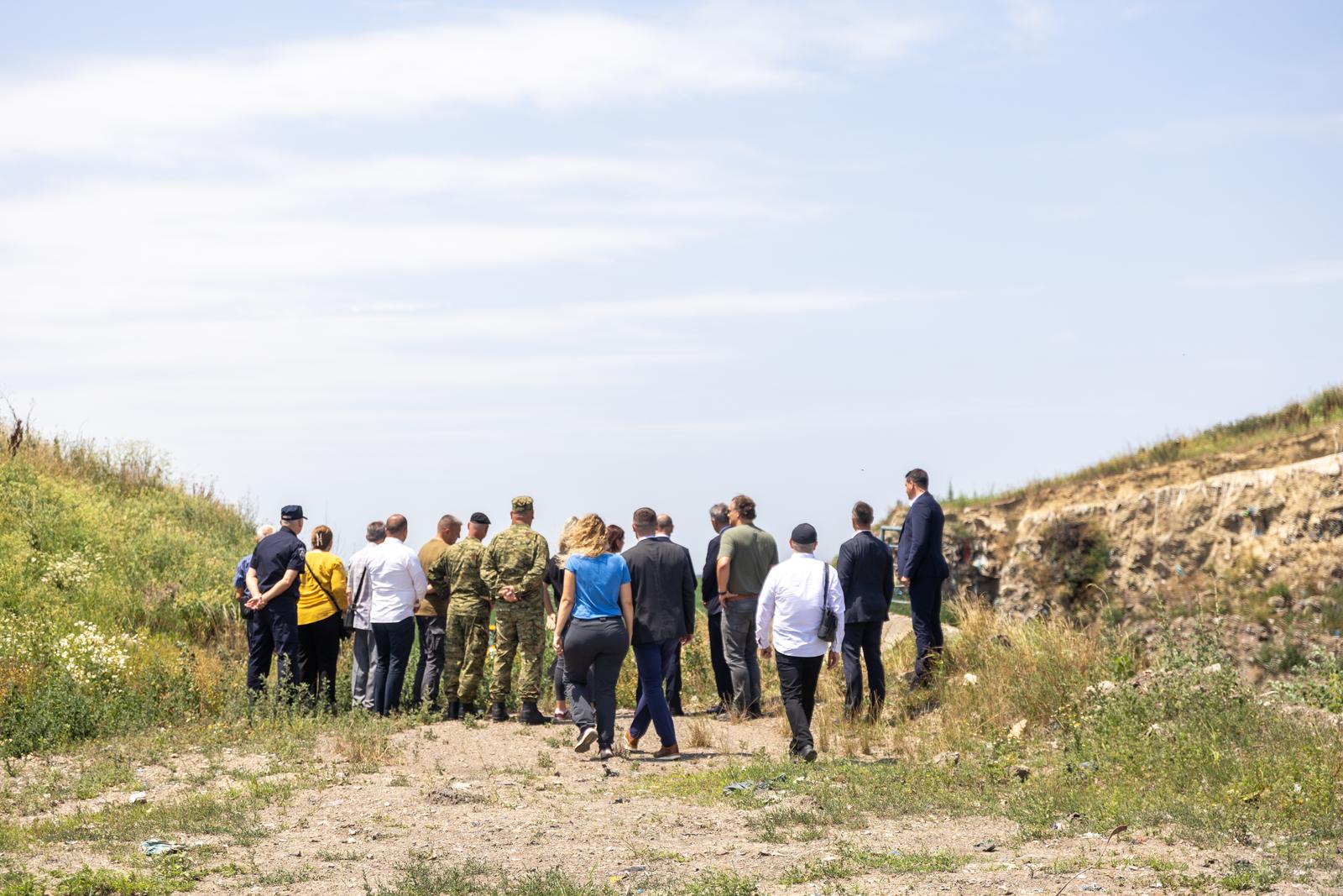 24.06.2024. Vukovar - Ministar Tomo Medved obisao je iskapanja na Petrovackoj doli, potencijalnoj masovnoj grobnici, a onda se susreo s obiteljima nestalih Photo: Borna jaksic/PIXSELL