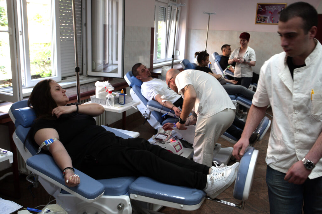 Beograd, 5. maja 2023.- Veliki broj građana se odazvao apelu Instituta za transfuziologiju krvi Srbije za uvećanje rezervi krvi. Dobrovoljni davaoci krvi u Institutu za transfuziologiju krvi Srbije. FOTO TANJUG/ SAVA RADOVANOVIĆ/ bg