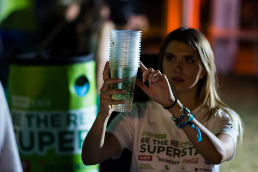 Više od 15.000 iskorišćenih aluminijuskih limenki za piće je sakupljeno tokom 4 dana trajanja EXIT festivala i poslato je na reciklažu. U saradnji sa projektom „Svaka limenka se računa“,