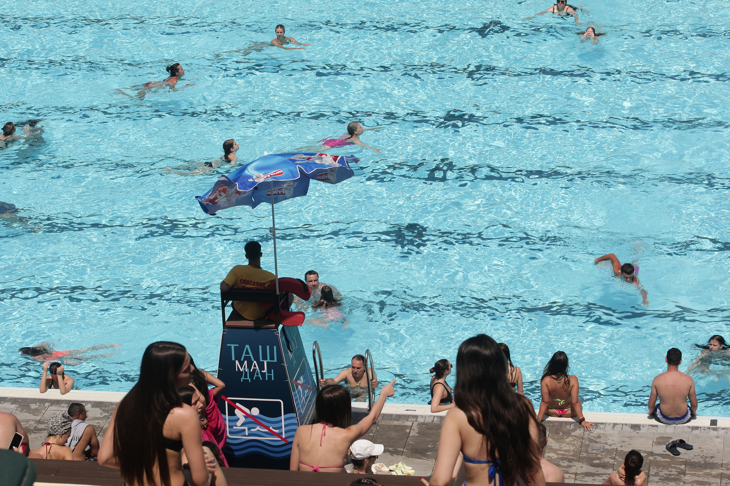 Beograd, 19. juna 2024. - U Beogradu je sunčano i veoma toplo. Duva slab, južni i jugozapadni vetar. Najniža temperatura od 19 do 22 °C, a najviša oko 37 °C. Danas u Beogradu. FOTO TANJUG/ SAVA RADOVANOVIĆ/ bg bazen tašmajdan bazen na tasmajdeanu