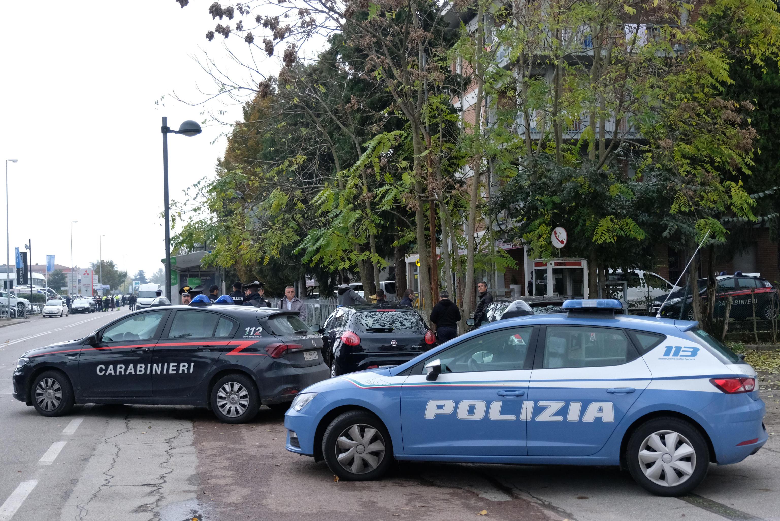 italija albanska mafija Ndrangheta convict takes hostages in a post office
