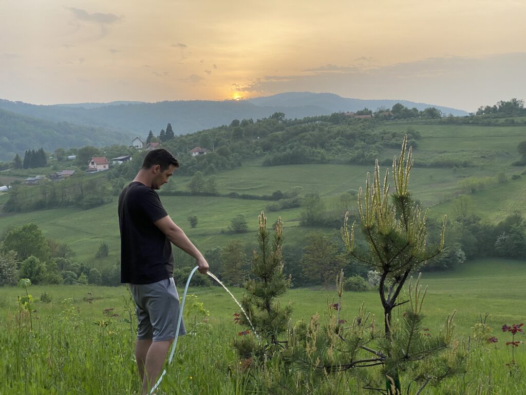 Stefan Drljača iz Čačka koji je pre nekoliko godina zasadio šumu, Čačak, šuma Foto: Privatna arhiva