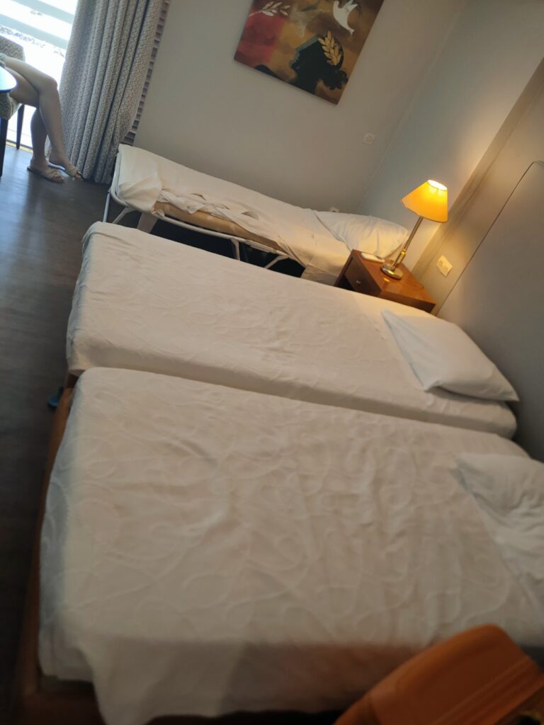 neka bolnica mozda, neki apartman mozda, kreveti, ostecenje nesto tako nemam pojma sta jos pametno da napisem ovde