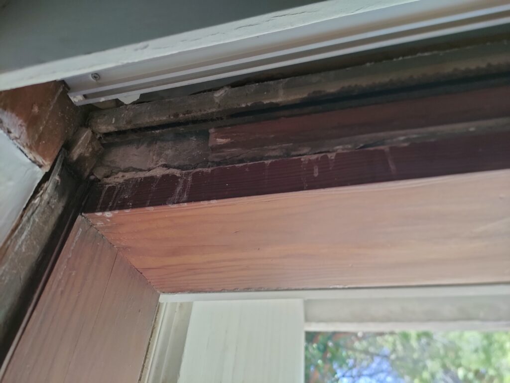 neka bolnica mozda, neki apartman mozda, kreveti, ostecenje nesto tako nemam pojma sta jos pametno da napisem ovde