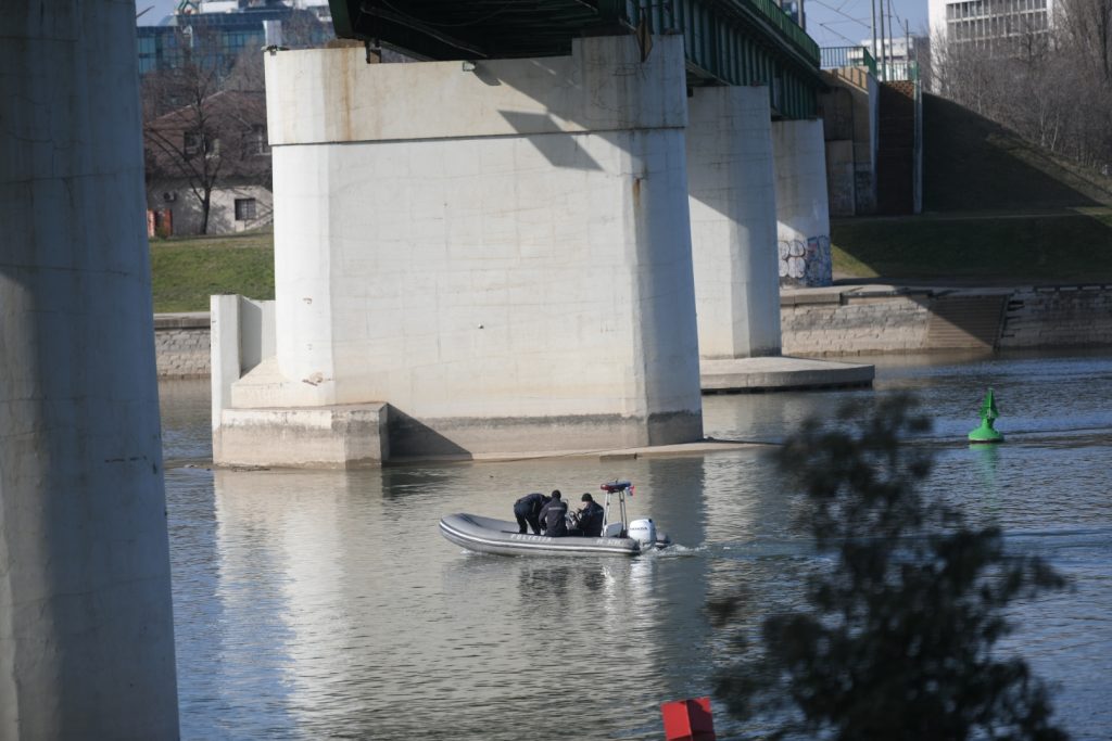 Beograd, 12.02.2022. Stari savski most, policija, hitna pomoć, žena htela da skoči s mosta, pokušaj samoubistva, samoubistvo, reka Sava, policijski čamac, rečna policija Foto: Dragan Mujan/Nova.rs
