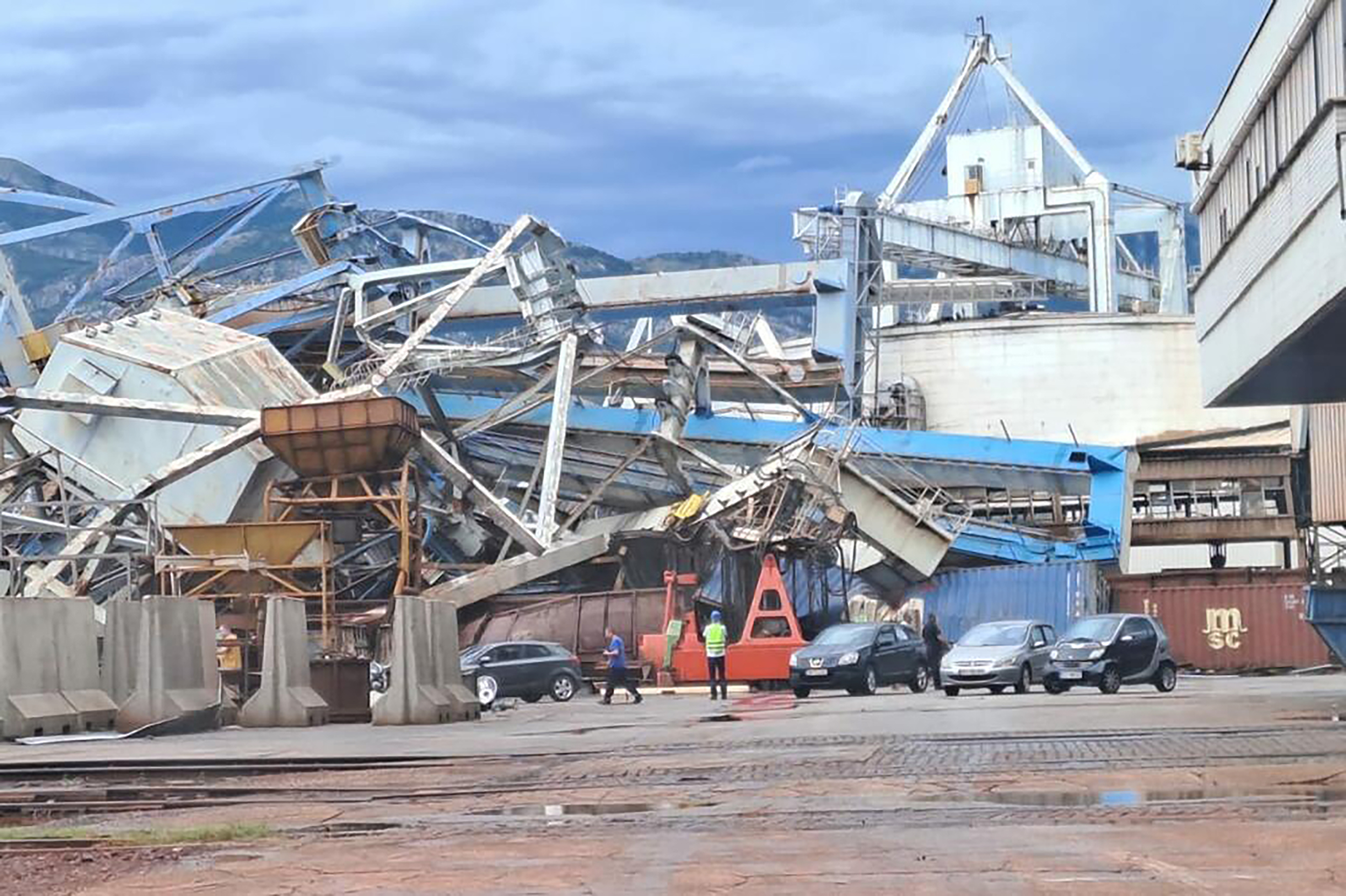 Nevreme srušilo dizalice u Luci Bar