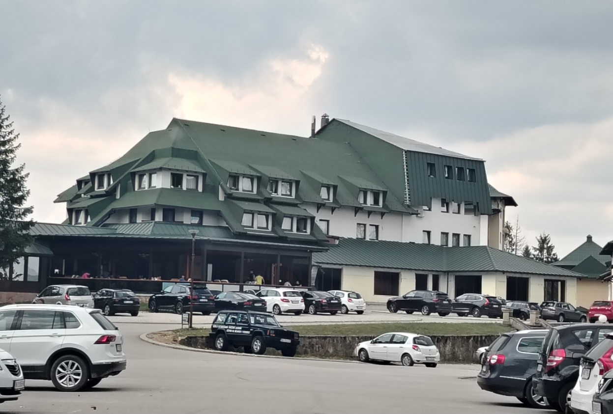 Željko Topalović, vlasnik hotela „Zlatarski zlatnik“, za Nova.rs oBjasnio stavku na fiskalnom računu
„boravak kućnog ljubimca za stolom“, koja u ovom hotelu iznosi 500 dinara.