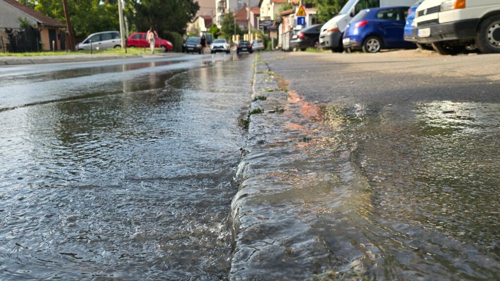 stanari ulice Živka Davidovića na Zvezdari već duže vreme imaju problem sa kanalizacijom koja se neprekidno izliva kod Pašine česme, na platou ispred stambenih zgrada  Foto: FoNet/Marko Dragoslavić