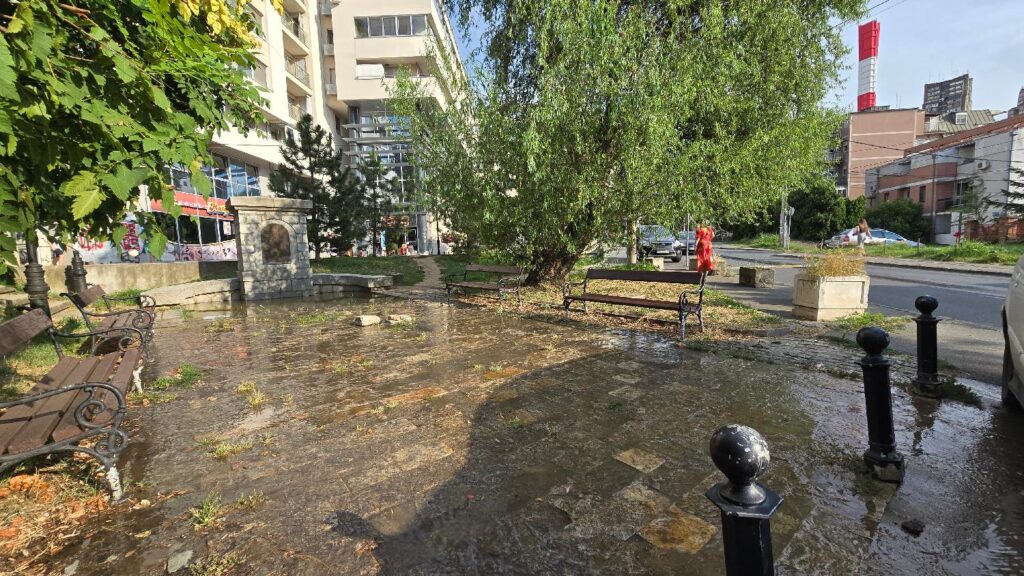 stanari ulice Živka Davidovića na Zvezdari već duže vreme imaju problem sa kanalizacijom koja se neprekidno izliva kod Pašine česme, na platou ispred stambenih zgrada  Foto: FoNet/Marko Dragoslavić