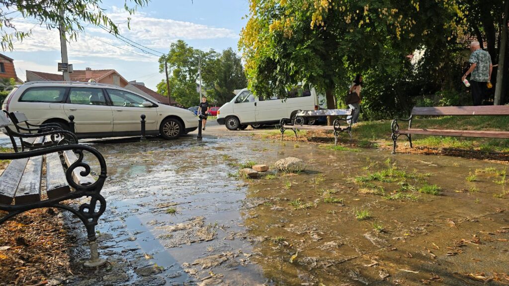 stanari ulice Živka Davidovića na Zvezdari već duže vreme imaju problem sa kanalizacijom koja se neprekidno izliva kod Pašine česme, na platou ispred stambenih zgrada  Foto: FoNet/Marko Dragoslavić