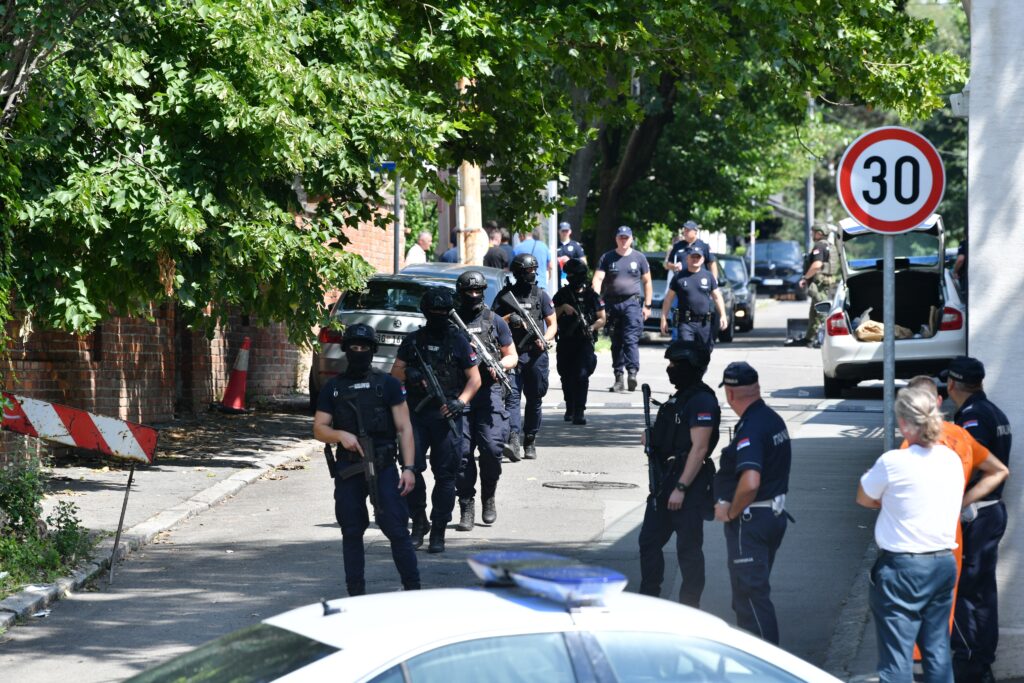 Izraelska ambasada
Beograd 29. jun 2024. Napad ispred ambasade, nepoznato lice pucalo je iz samostrela u pripadnika Žandarmerije koji je bio na dužnosti obezbeđenja ambasade Izraela policija specijalna policija Foto:Vesna Lalić/Nova.rs
