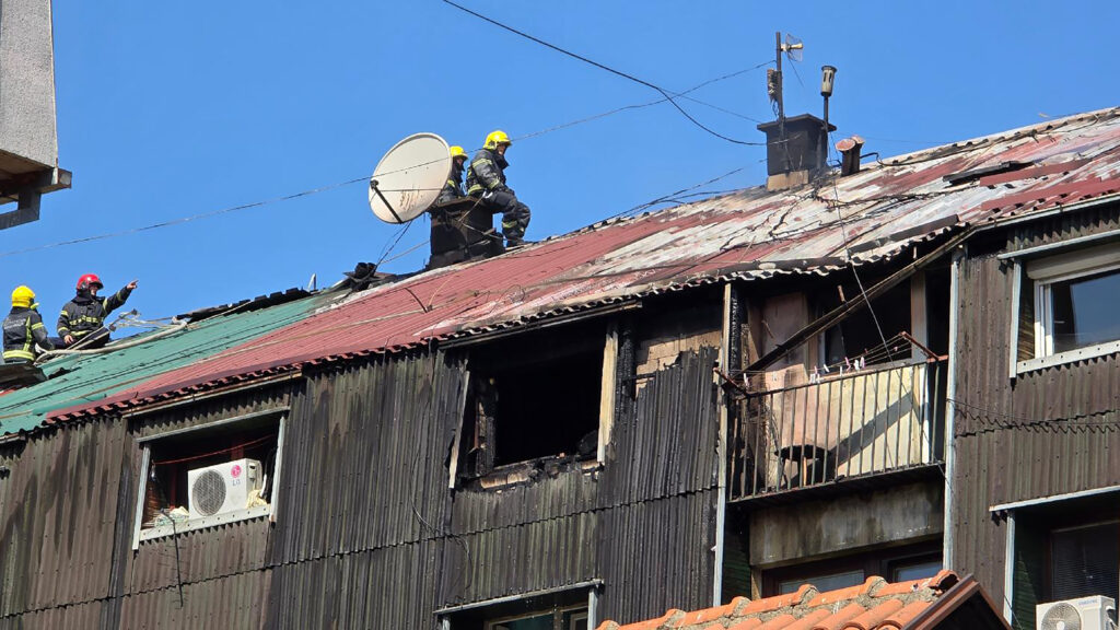 Mesto: Beograd
Datum: Thu Aug 22 12:19:15 CEST 2024
Dogadjaj: HRONIKA - na krovu zgrade u Vlašićkoj ulici na Karaburmi izbio je požar
Fotoreporter: Marko Dragoslavić
Izvor: FoNet