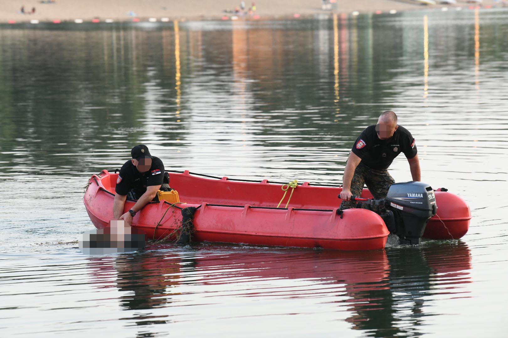 Beograd 24. jul 2022. Ada Ciganlija, potraga za mladicem koji je sa pedaline skocio u jezero i nije izronio, policija, ronioci zandarmerije, potraga Foto:Vesna Lalić/Nova.rs