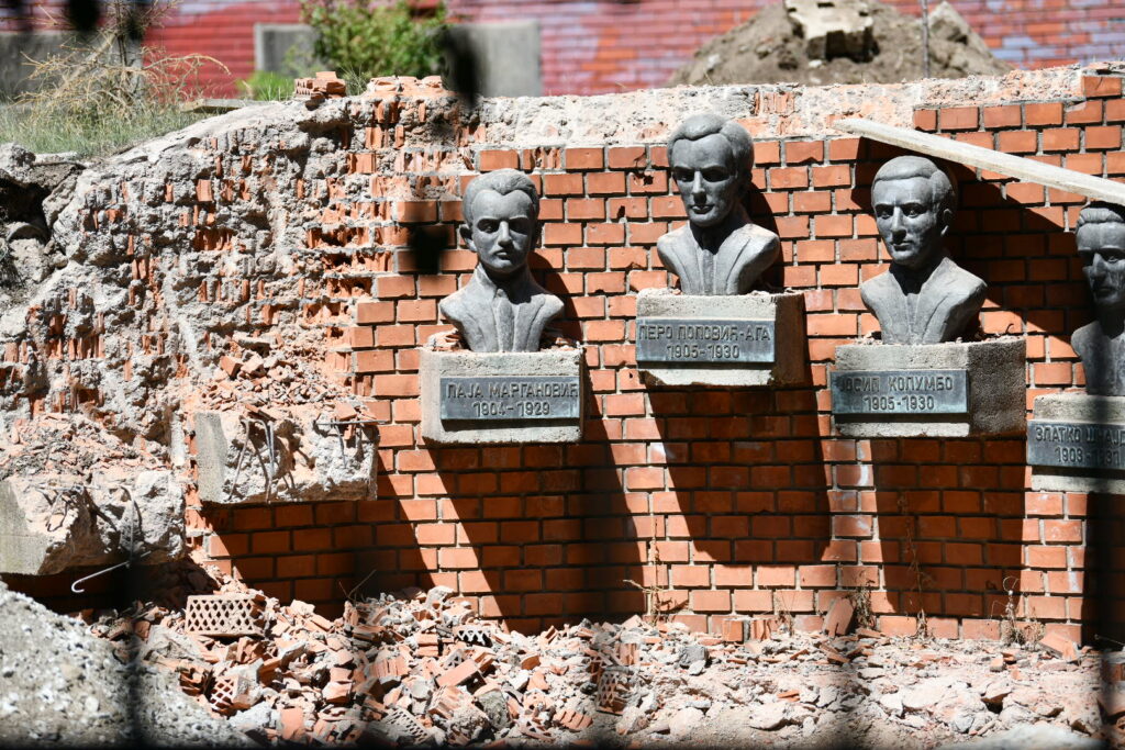 Beograd, 01.08.2024. Osnovna škola Laza Kostić na Novom Beogradu u Bloku 23, rekonstrukcija dvorišta škole, uklanjanje 7 bisti sekretara SKOJ-a" Foto: Vesna Lalić/Nova.rs