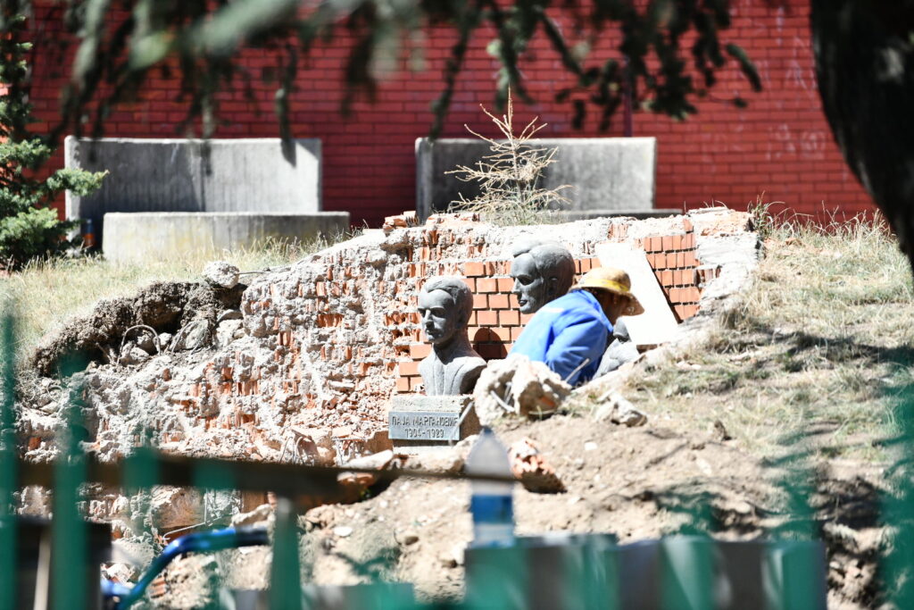 Beograd, 01.08.2024. Osnovna škola Laza Kostić na Novom Beogradu u Bloku 23, rekonstrukcija dvorišta škole, uklanjanje 7 bisti sekretara SKOJ-a" Foto: Vesna Lalić/Nova.rs