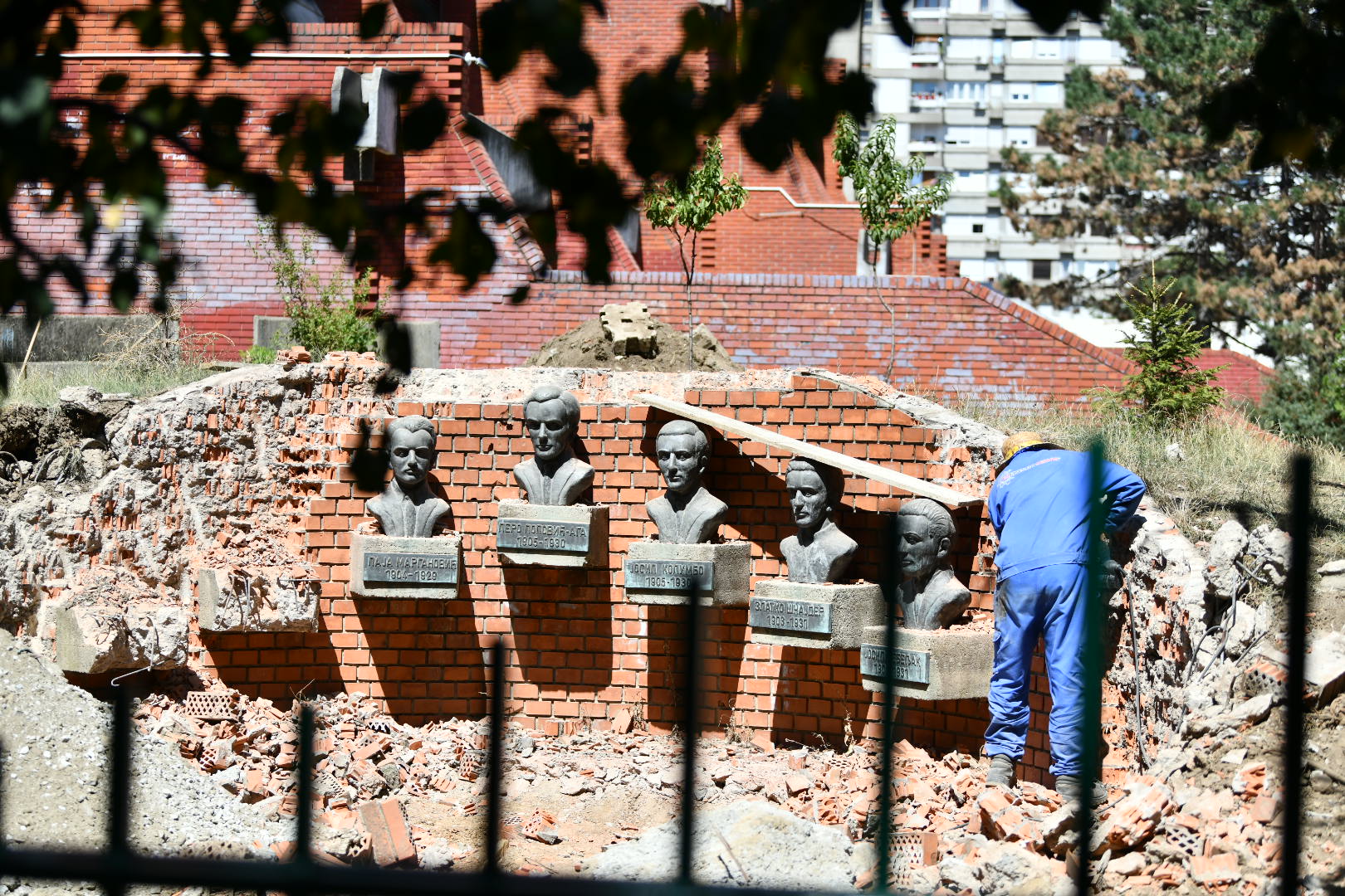 Beograd, 01.08.2024. Osnovna škola Laza Kostić na Novom Beogradu u Bloku 23, rekonstrukcija dvorišta škole, uklanjanje 7 bisti sekretara SKOJ-a" Foto: Vesna Lalić/Nova.rs