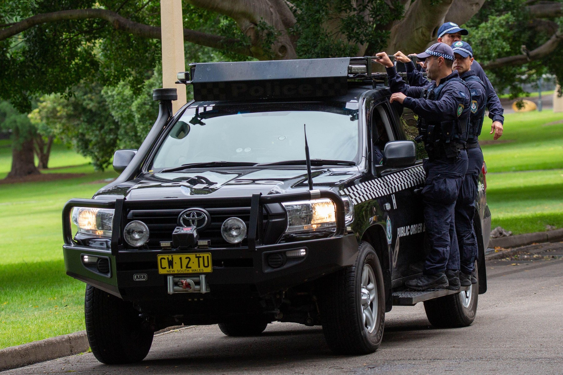 Sydney, Australia. 27th November 2021. Tens of thousands take part in the Millions march against mandatory vaccinations to protest against vaccine mandates and medical apartheid. Pictured: riot police arrive due to a small number of protesters outside Gov