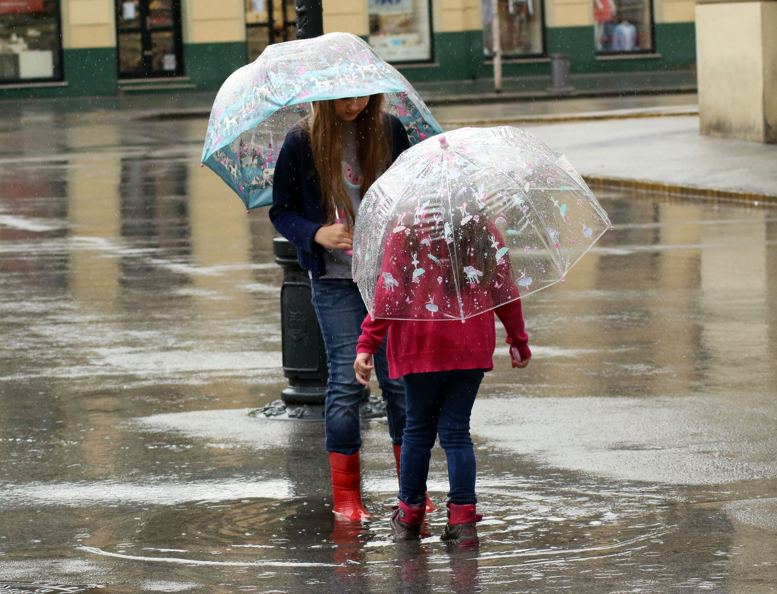 SETNJA PO KISI kiša pada kiša igranje po kiši