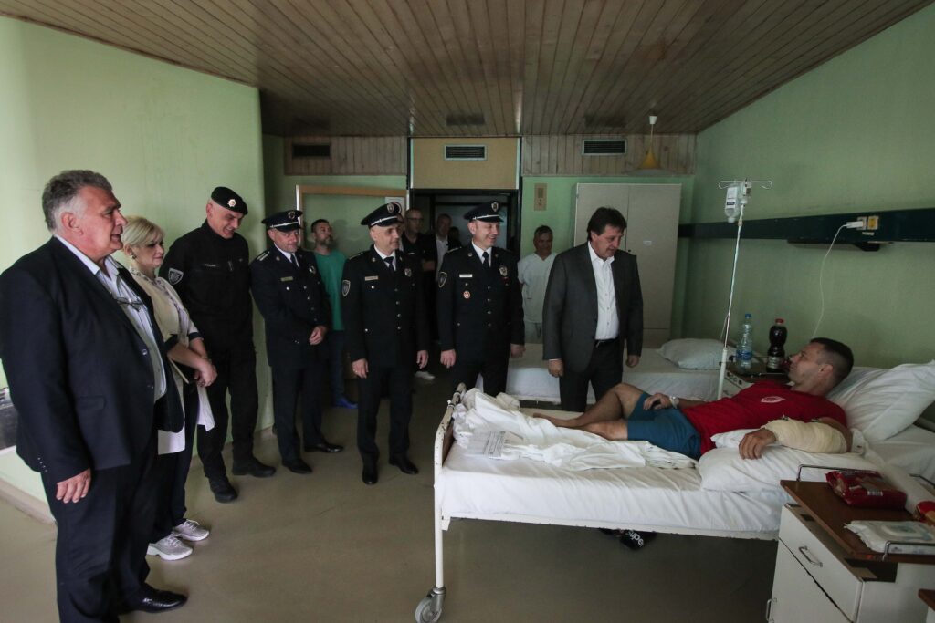Bratislav Gašić, Sombor, povređeni policajci, Ministar Gašić posetio povredjene policajce u Somboru