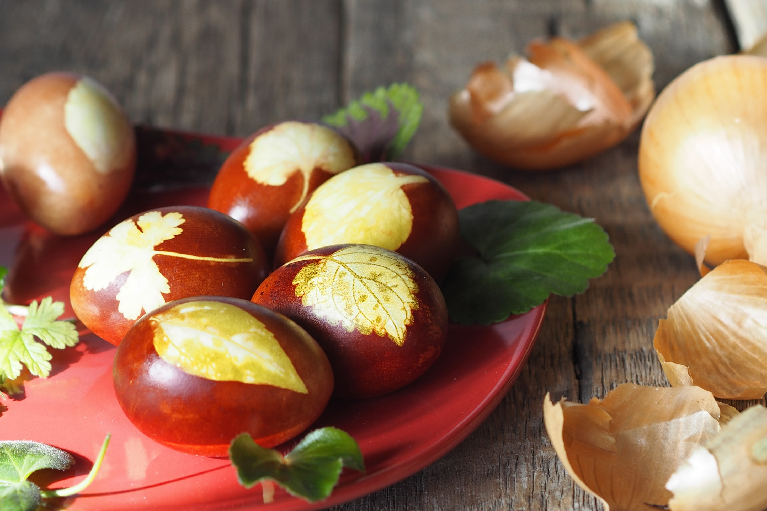 Red,Plate,With,Easter,Eggs,With,Onion,Peel,On,An