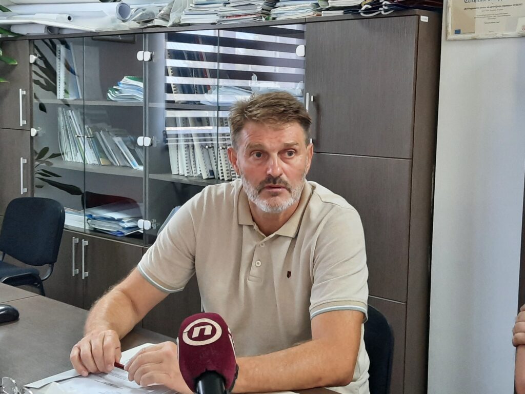 Pomoćnik gradonačelnice Užica, Predrag Gavović, Bez važećih dozvola i bilo čije krivične odgovornosti regionalna deponija
„Duboko“ nastavlja sa radom, građani će to sprečiti blokadama, Užice