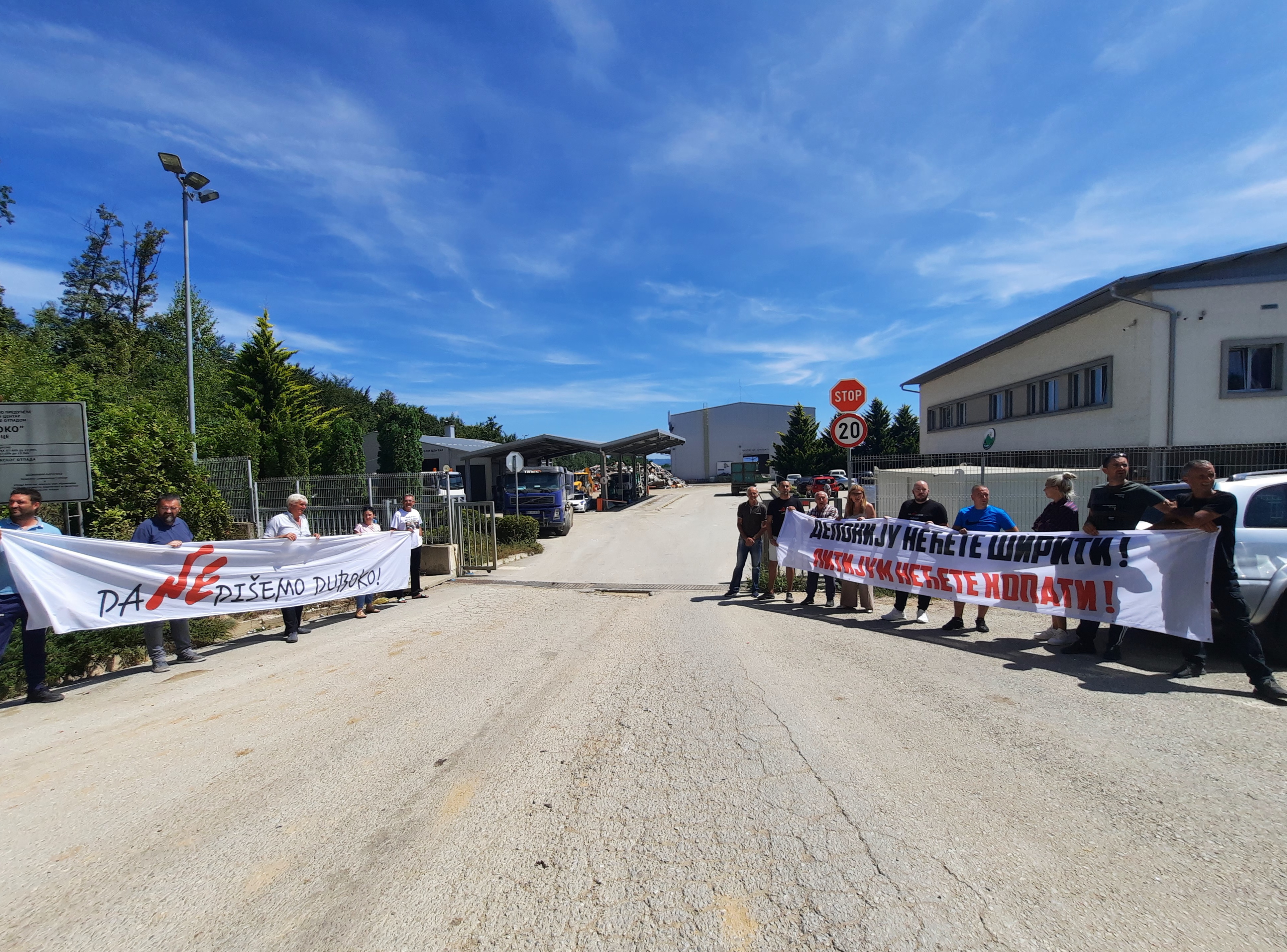 Bez važećih dozvola i bilo čije krivične odgovornosti regionalna deponija
„Duboko“ nastavlja sa radom, građani će to sprečiti blokadama, Užice