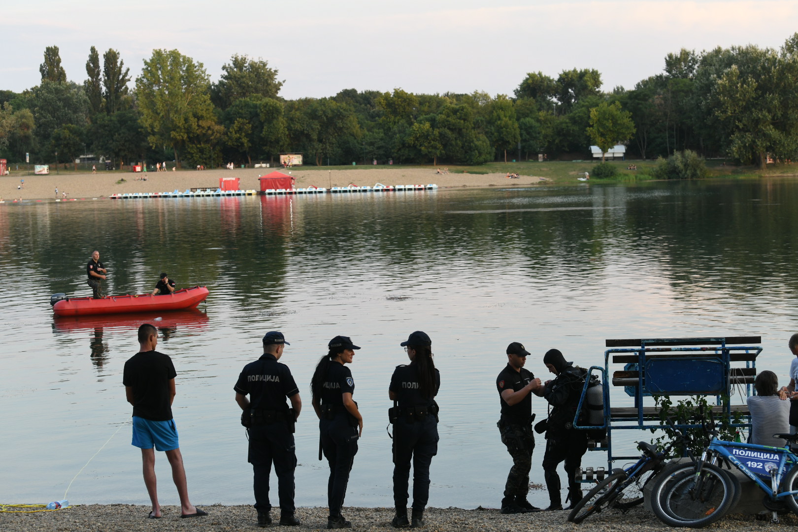 Beograd 24. jul 2022. Ada Ciganlija, potraga za mladicem koji je sa pedaline skocio u jezero i nije izronio, policija, ronioci zandarmerije, potraga Foto:Vesna Lalić/Nova.rs