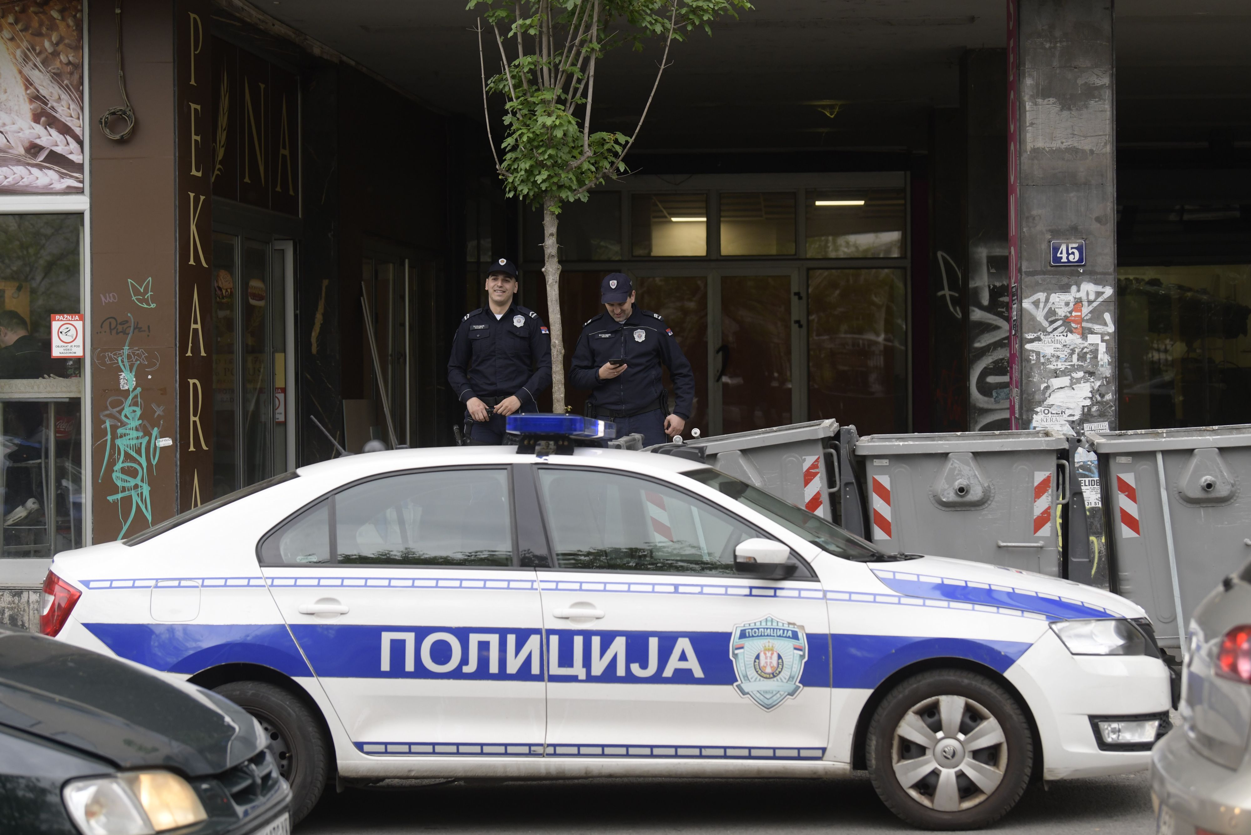 Beograd 03.05.2023. Zgrada, ulica u kojoj živi porodica Kecmanović, Kosta Kecmanović, dete, učenik, đak, djak koji je pucao u osnovnoj školi Vladislav Ribnikra, policija ispred stana, zgrade Foto: Goran Srdanov/Nova.rs