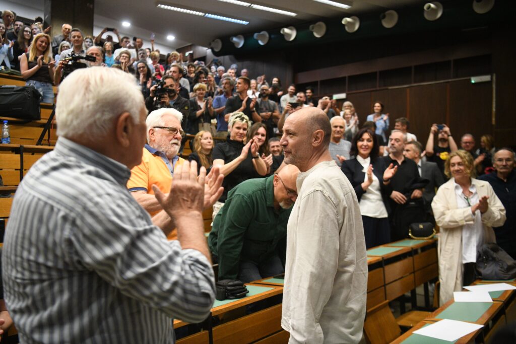 Beograd, 31.05.2024. Filozofski fakultet, Protest i tribina povodom napada na Vuka Cvijića, Vuk Cvijić napad, skup podrške,  tribina "Napad na Vuka Cvijića, Nećemo dozvoliti da se prećuti", Amfiteatar filozofskog fakulteta Foto: Filip Krainčanić/Nova.rs