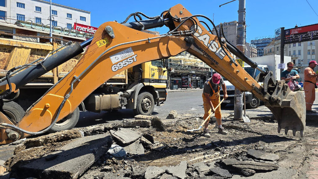 Mesto: Beograd
Datum: Sun Jul 28 13:41:14 CEST 2024
Dogadjaj: DRUŠTVO - zbog radova na okretnici Zeleni Venac, izmeštena su polaztišta autobusa
Fotoreporter: Marko Dragoslavić
Ličnosti:  
Izvor: FoNet