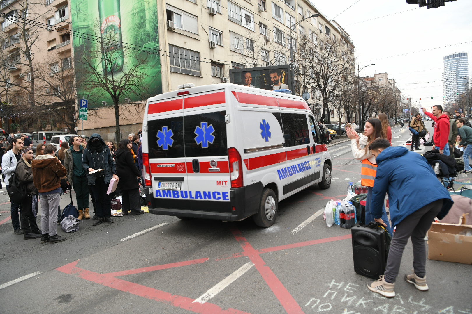 Beograd, 29.12.2023. Kneza Miloša,  Protest studenti. protest zbog izborne krađe, blokada ulice, 24 časovna blokada, hitna pomoć, propuštanje vozila Foto: Amir Hamzagić/Nova.rs
