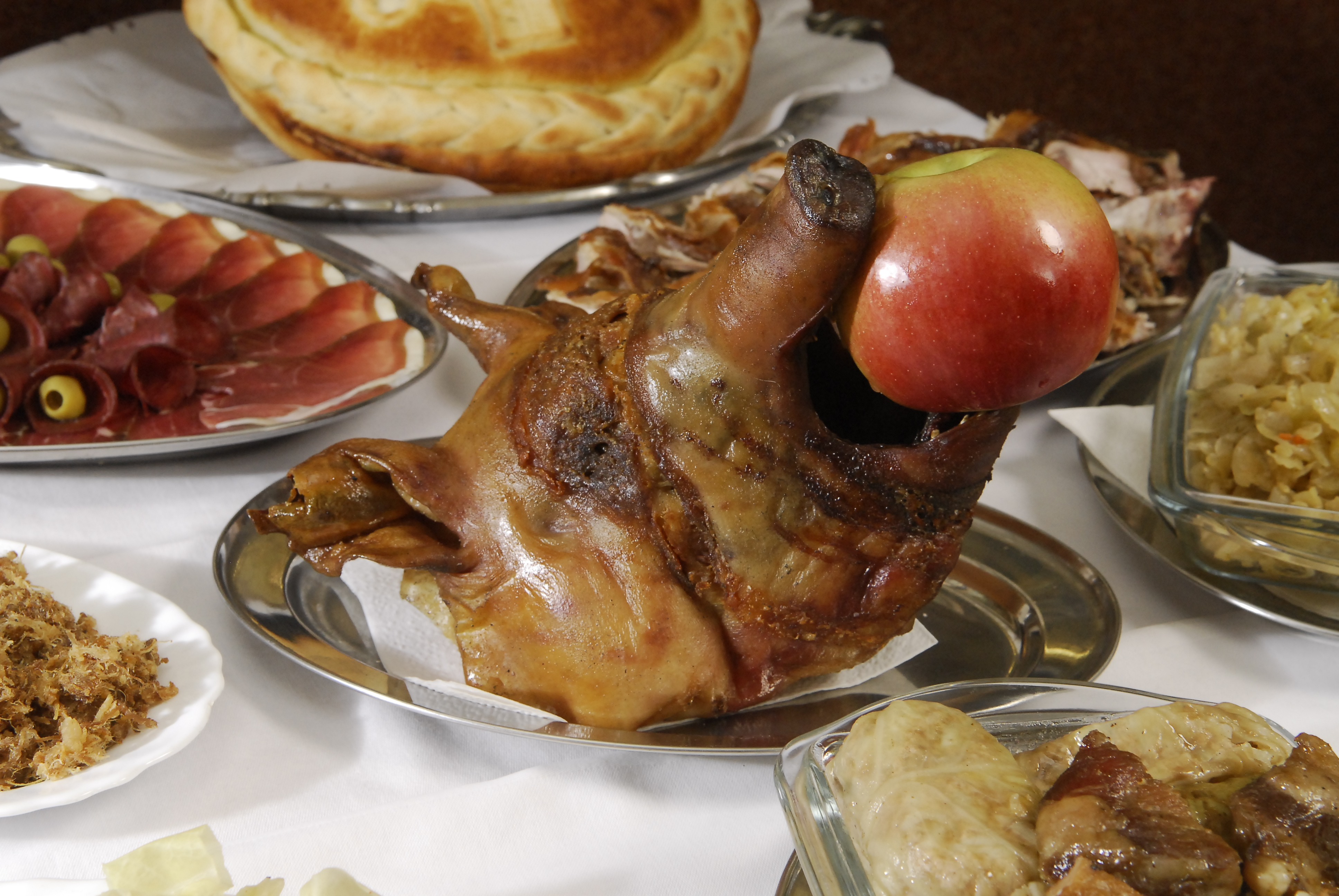 Beograd 15.12.2009.
Bozicna trpeza, Bozic, hrana, jelo, prase, prasetina, praseća glava
Foto: Zoran Loncarevic