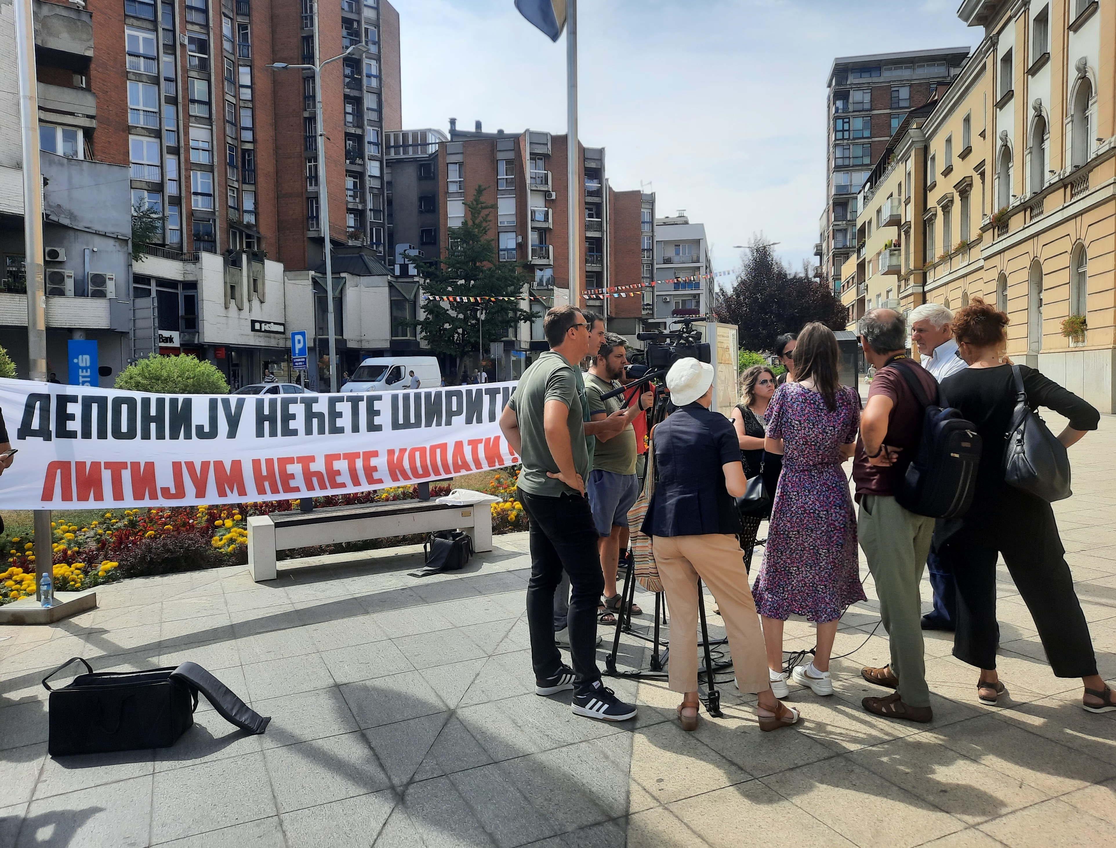 Predstavnici Udruženja građana „DA (NE) DIŠEMO DUBOKO“, danas su okupili novinare kako bi pozvali
što veći broj građana na sutrašnji protest protiv nastavka nelegalnog rada deponije „Duboko“.