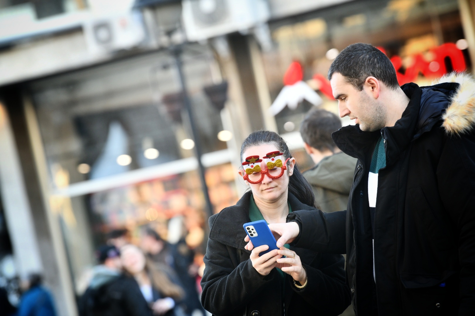 Beograd 31.12.2023. Knez Mihailova ulica, ljudi, atmosfera u oči dočeka Nove godine, Nova godina, lepo vreme, toplo vreme, vedro, pokrivalica, ilustracija, fičer Foto: Vesna Lalić/Nova.rs