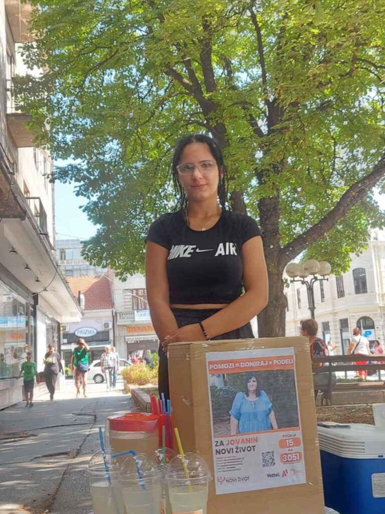Kragujevac Jovana Radivojević (36 godina), je majka šestoro dece iz Kragujevca, humanitarac i volonter, koja boluje od karcinoma grlića materice i limfnih čvorova.