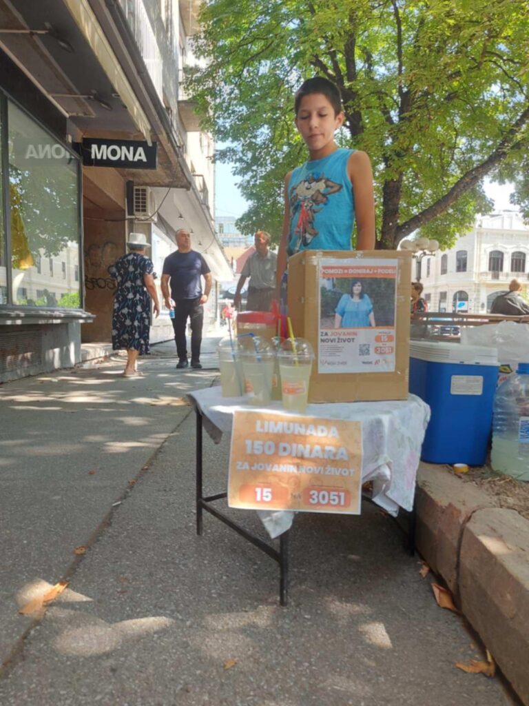 Kragujevac Jovana Radivojević (36 godina), je majka šestoro dece iz Kragujevca, humanitarac i volonter, koja boluje od karcinoma grlića materice i limfnih čvorova.