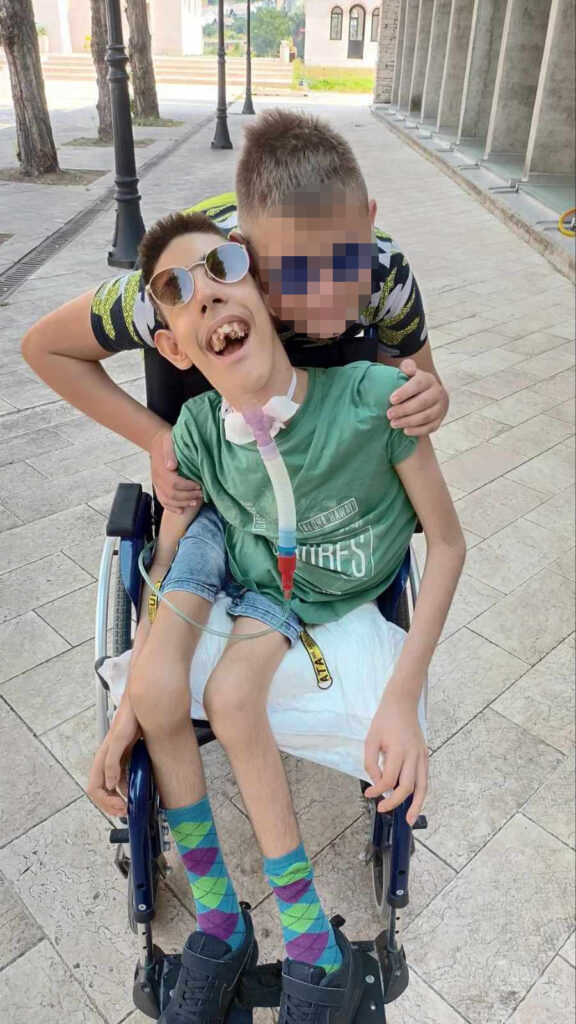 Sergej Petkov, dečak koji ima oštećenje kičme, kičma, bolesno dete Foto: Privatna arhiva