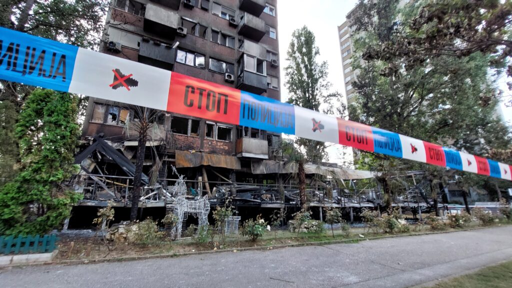 Beograd 24. jun 2024. Veliki požar izbio je jutros u ulici Maršala Tolbuhina na Novom Beogradu.  gori kafić koji se nalazi u prizemlju stambene zgrade., požar, Novi Beograd, Foto:Sladjana Djermanovic/Nova.rs