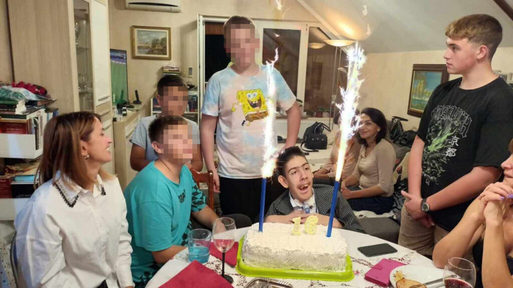 Sergej Petkov, dečak koji ima oštećenje kičme, kičma, bolesno dete Foto: Privatna arhiva