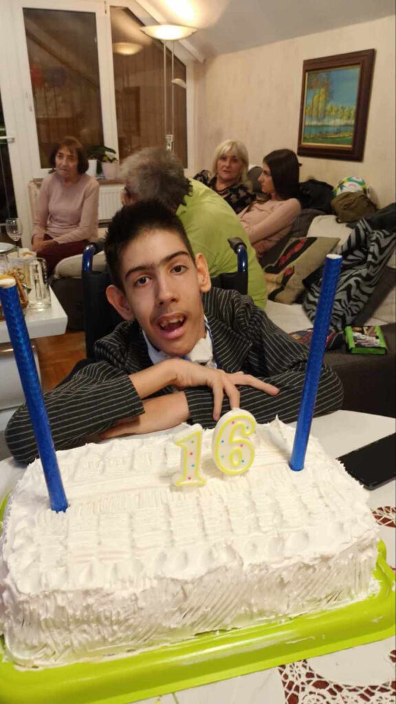 Sergej Petkov, dečak koji ima oštećenje kičme, kičma, bolesno dete Foto: Privatna arhiva