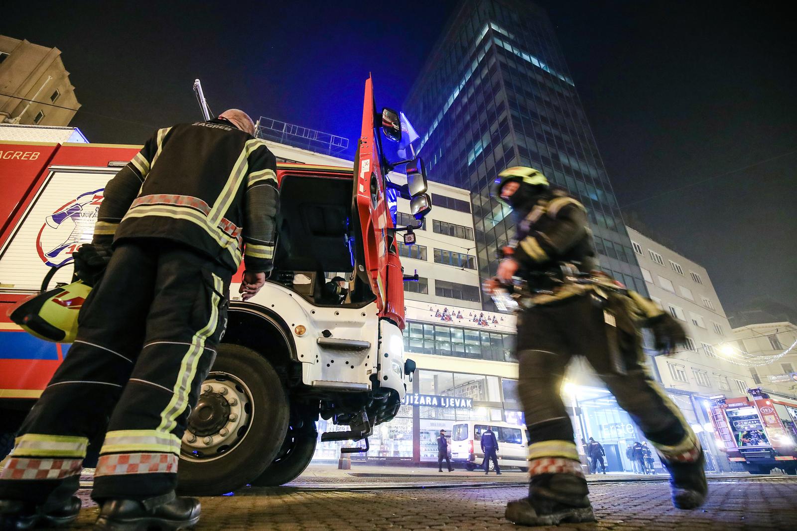 01.01.2022., Zagreb - Trg bana Josipa Jelacica 1. Jutros oko 2:30 stigla je dojava da se radi o pozaru krovista nebodera. Po dolasku vatrogasaca utvrdjeno je da se radi o pozaru ljepenke na vrhu nebodera, povrsine 24 m2. Photo: Sanjin Strukic/PIXSELL