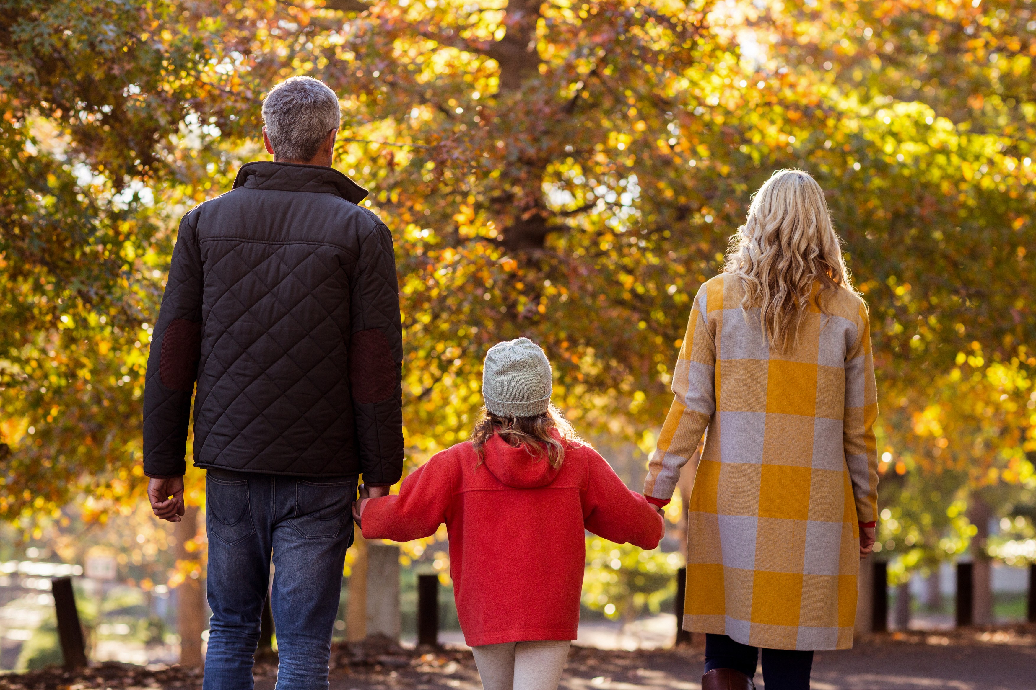 Rear view of girl standing with parents by trees on road at park,Image: 309135628, License: Rights-managed, Restrictions: , Model Release: yes, Credit line: Wavebreak Media LTD / Wavebreak / Profimedia