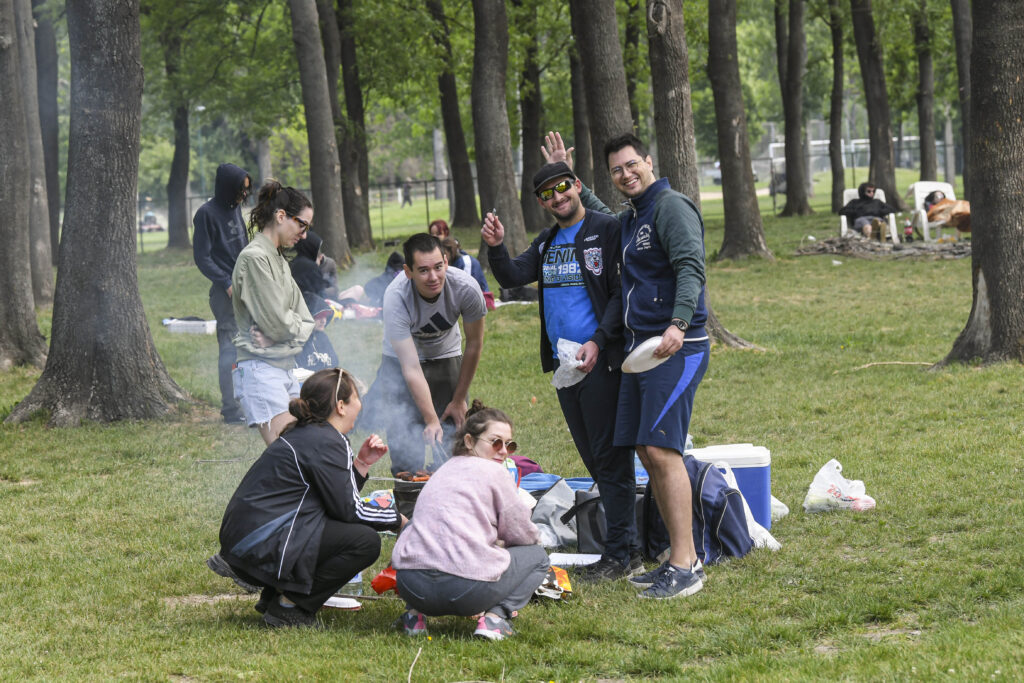 Beograd 01. maj 2024. Prvomajski uranak, tadicionalno okupljanje građana u prirodi kraj rostilja povodom Međunarodnog praznika rada, 1. maja Foto:Goran Srdanov/Nova.rs