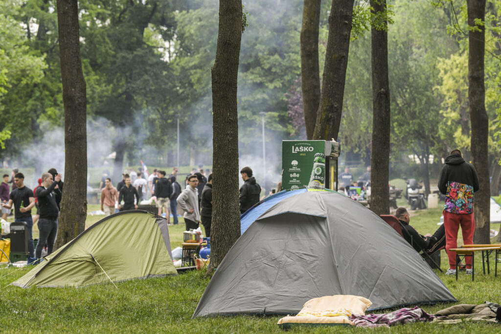 Beograd 01. maj 2024. Prvomajski uranak, tadicionalno okupljanje građana u prirodi kraj rostilja povodom Međunarodnog praznika rada, 1. maja Foto:Goran Srdanov/Nova.rs