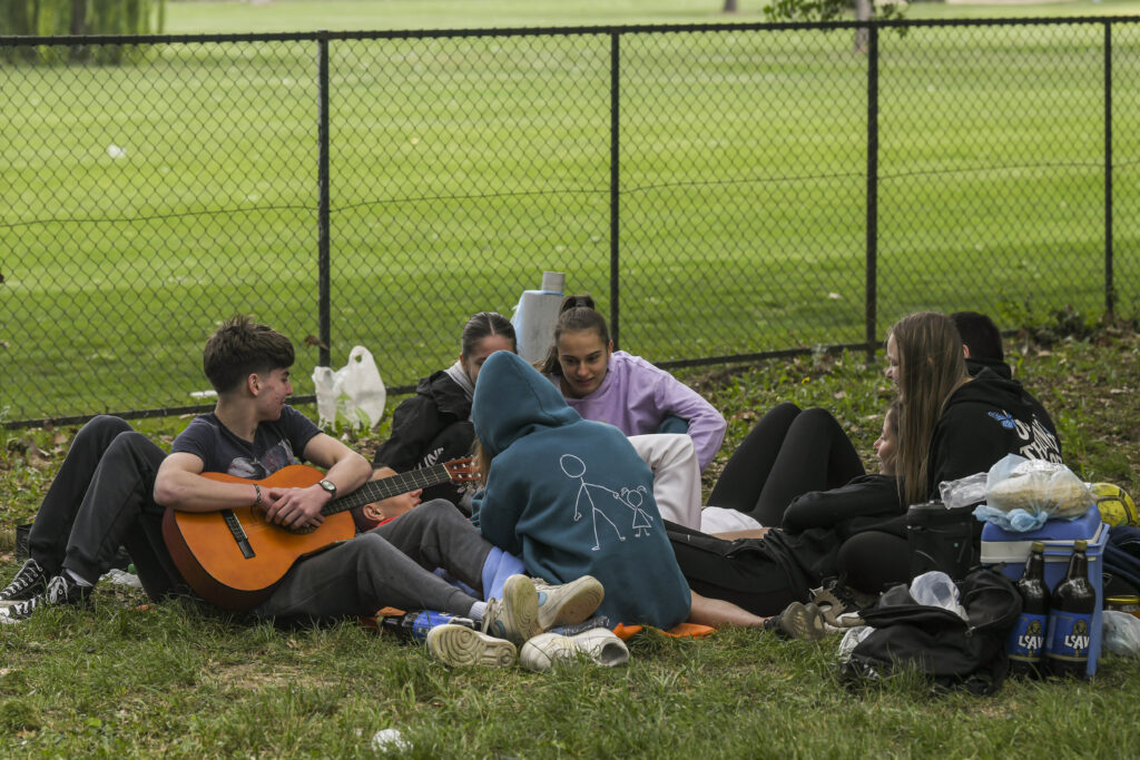 Beograd 01. maj 2024. Prvomajski uranak, tadicionalno okupljanje građana u prirodi kraj rostilja povodom Međunarodnog praznika rada, 1. maja Foto:Goran Srdanov/Nova.rs