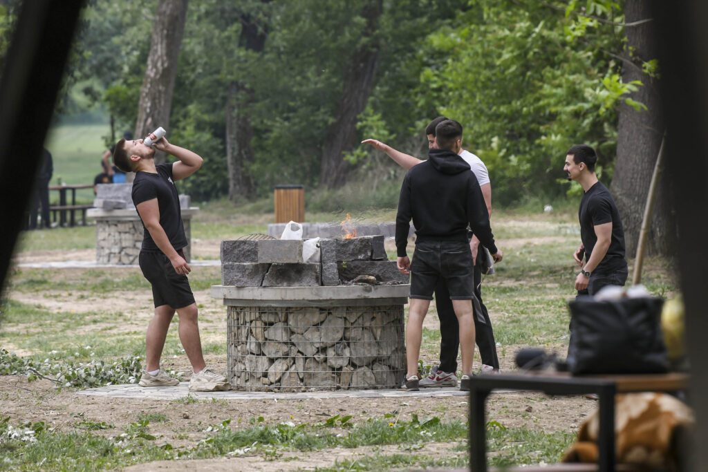 Beograd 01. maj 2024. Prvomajski uranak, tadicionalno okupljanje građana u prirodi kraj rostilja povodom Međunarodnog praznika rada, 1. maja Foto:Goran Srdanov/Nova.rs