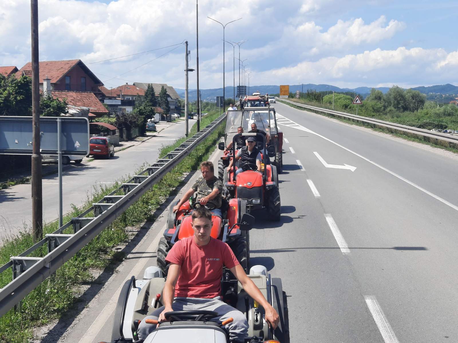 Stotine nezadovoljnih proizvođača maline iz Arilja i okoline, učestvuju u protesnoj vožnji, nezadovoljni ponuđenom otkupnom cenom maline od 250 dinara. Oni su blokirali i petlju kod Arilja, što je dovelo do velikih gužvi.
